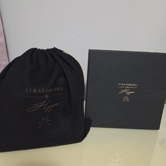 STRATHBERRY X HYOJOO NANO TOTE - VANILLA  LIMITED EDITION - Picture 11 of 12